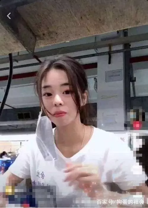 「最美上班妹」走紅網絡,摘口罩後,路人一張嘴毀所有沒錯了