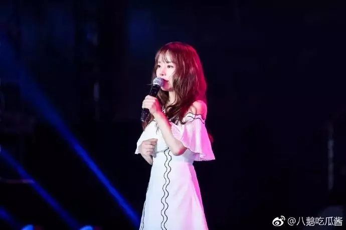 26萬正妹作家挨轟P很大!一張現場抓拍「地獄級幻滅」… 網集體驚嚇:我看了什麼