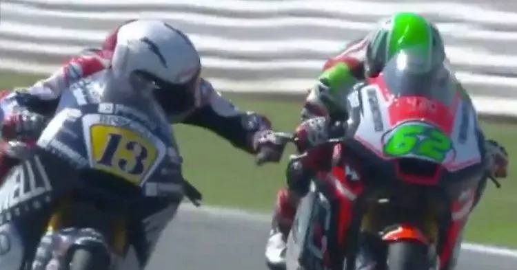 MotoGP賽時速200km「伸手按對方煞車」!車手屁孩行為讓網友看傻眼…老闆:你不用來了