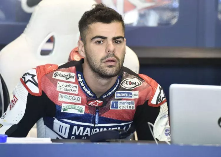 MotoGP賽時速200km「伸手按對方煞車」!車手屁孩行為讓網友看傻眼…老闆:你不用來了