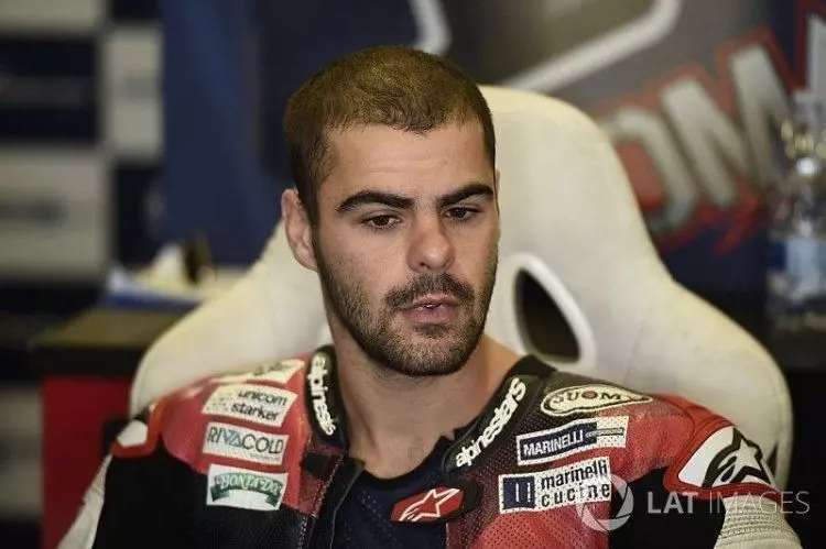 MotoGP賽時速200km「伸手按對方煞車」!車手屁孩行為讓網友看傻眼…老闆:你不用來了