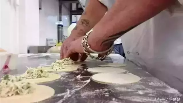 廚師殺過人,服務員是投毒犯,這家餐廳卻驚艷了BBC……
