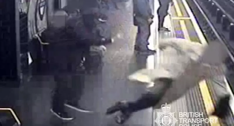 渣男多次趁地鐵列車即將駛入月台時,推乘客下路軌再逃走!過程視頻全被拍下!