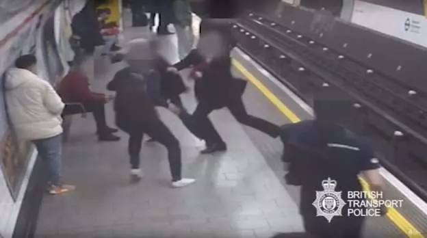 渣男多次趁地鐵列車即將駛入月台時,推乘客下路軌再逃走!過程視頻全被拍下!