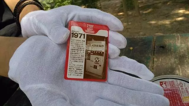 號稱能保存10年的日清杯麵現在變成什麼模樣?