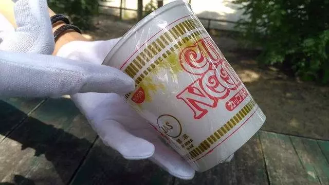 號稱能保存10年的日清杯麵現在變成什麼模樣?