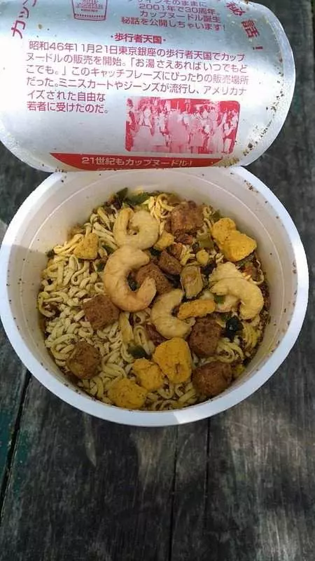 號稱能保存10年的日清杯麵現在變成什麼模樣?