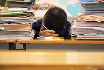 國小生每天作業「寫3小時」 家長心疼:安親班評量別寫了