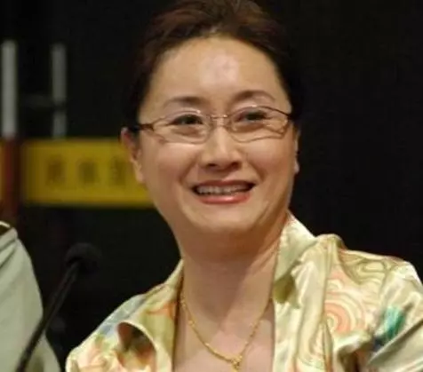 與洪金寶離婚後韓國前妻至今為他守身如玉,3兒1女個個都爭氣!