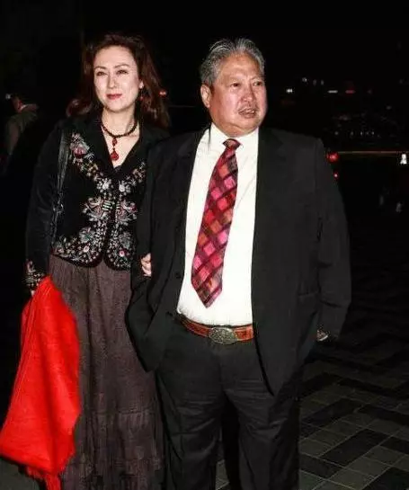 與洪金寶離婚後韓國前妻至今為他守身如玉,3兒1女個個都爭氣!