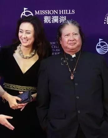 與洪金寶離婚後韓國前妻至今為他守身如玉,3兒1女個個都爭氣!