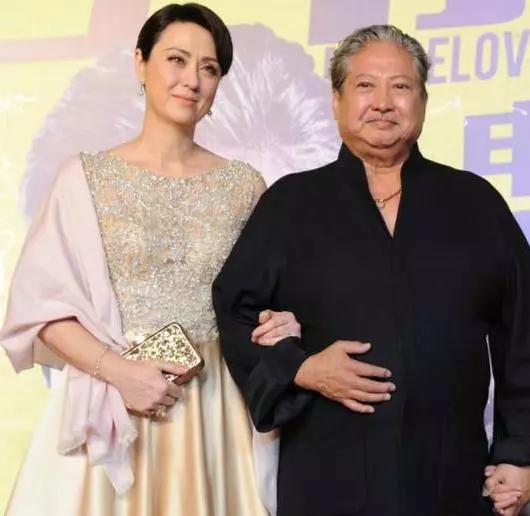 與洪金寶離婚後韓國前妻至今為他守身如玉,3兒1女個個都爭氣!