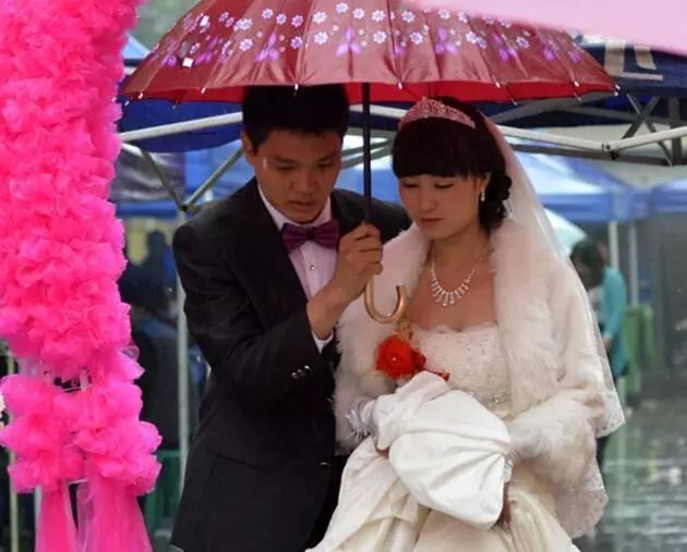 生孩早產,婆婆說保小孩,滿月當天來一排豪車,婆家成全村笑柄