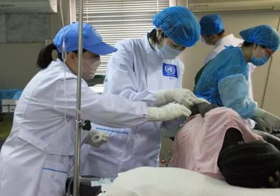 生孩早產,婆婆說保小孩,滿月當天來一排豪車,婆家成全村笑柄