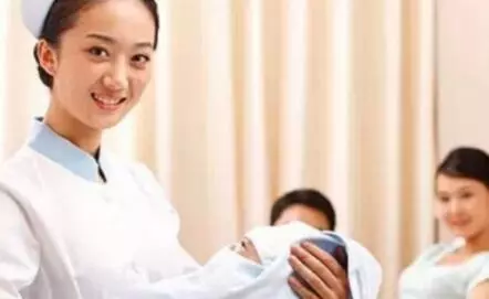 生孩早產,婆婆說保小孩,滿月當天來一排豪車,婆家成全村笑柄