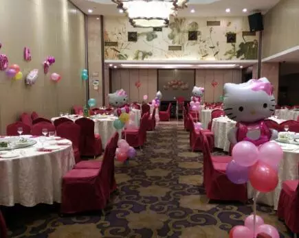 生孩早產,婆婆說保小孩,滿月當天來一排豪車,婆家成全村笑柄
