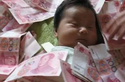生孩早產,婆婆說保小孩,滿月當天來一排豪車,婆家成全村笑柄
