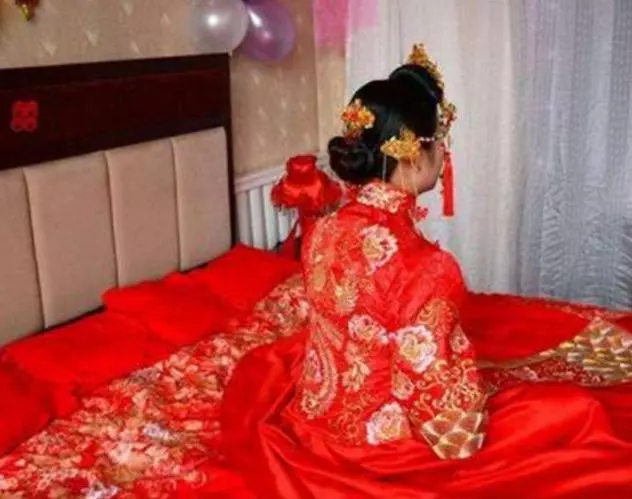 新婚夜妻子早早入睡,半夜被單全濕,老公被冷醒,第二天提出離婚