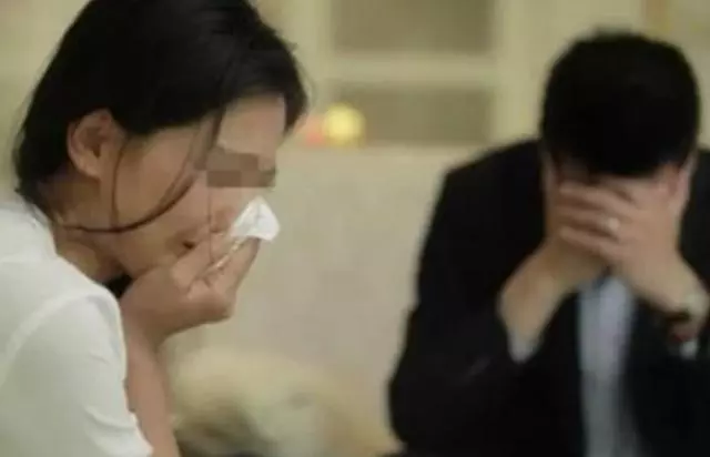 新婚夜妻子早早入睡,半夜被單全濕,老公被冷醒,第二天提出離婚