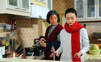 農村婆婆來吃滿月酒,帶來一包菜,掉出的東西讓我媽成了笑柄