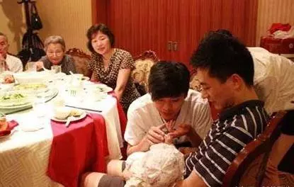 農村婆婆來吃滿月酒,帶來一包菜,掉出的東西讓我媽成了笑柄