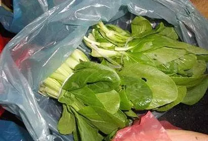 農村婆婆來吃滿月酒,帶來一包菜,掉出的東西讓我媽成了笑柄