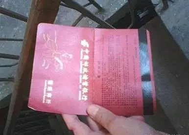 農村婆婆來吃滿月酒,帶來一包菜,掉出的東西讓我媽成了笑柄