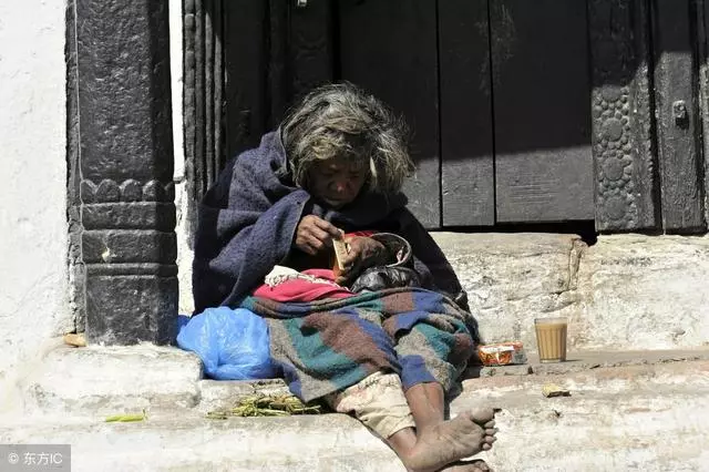 父母去世哥哥資助他上完大學,帶女友回家,路上遇見一個乞丐哭了
