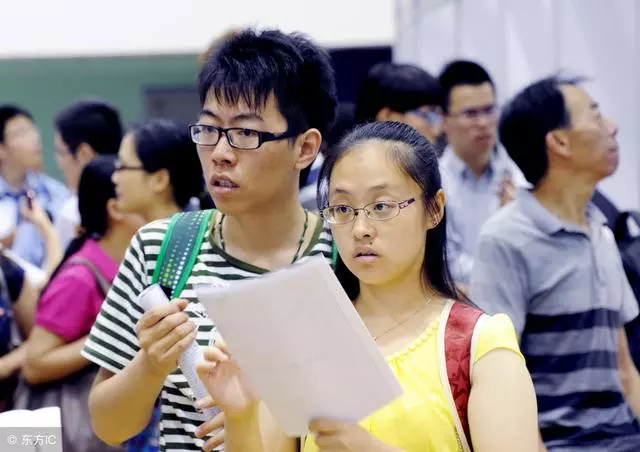 父母去世哥哥資助他上完大學,帶女友回家,路上遇見一個乞丐哭了