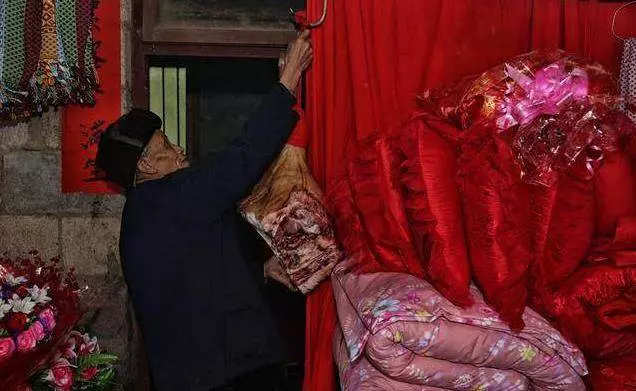 女兒出嫁窮父親送了張紙,下崗鬧離婚時打開一看,一年掙了幾十萬