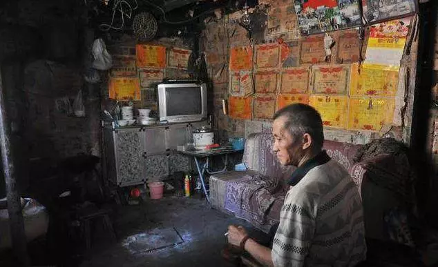 女兒出嫁窮父親送了張紙,下崗鬧離婚時打開一看,一年掙了幾十萬