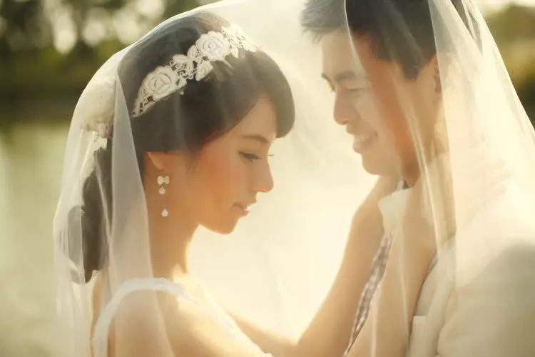 我53歲娶21歲老婆,下班回家看到她正在......我拍照起訴離婚,更沒想到的她居然是.....