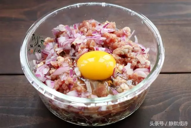 記得給孩子做這道美食,有肉有蛋有菜營養全,又香又嫩還多汁