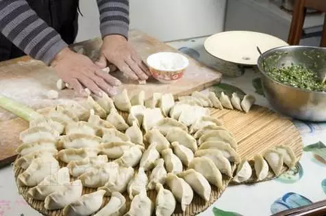 手工的餃子不要立刻放冰箱,教你一簡單絕招,放多久都不壞不粘連!