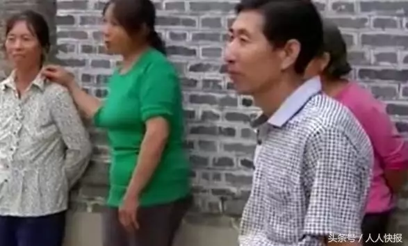 出差五個月,剛到家媽就讓我跟老婆離婚,得知原因我給老婆二十萬