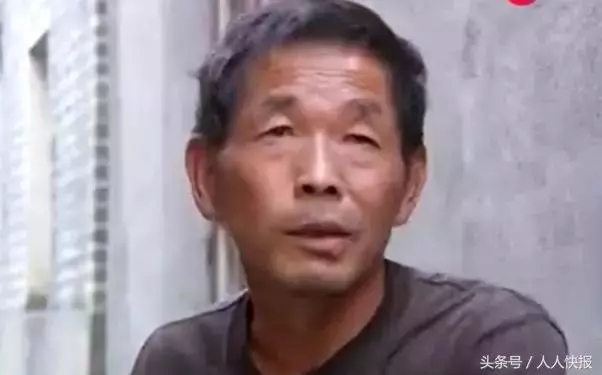 出差五個月,剛到家媽就讓我跟老婆離婚,得知原因我給老婆二十萬