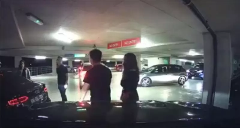 【實在太丟華人的臉了!】女子以肉身擋車讓朋友車插隊!這樣無賴的方式惹怒司機火滾,不客氣怒撞上去!【快看視頻】