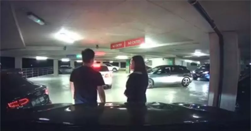 【實在太丟華人的臉了!】女子以肉身擋車讓朋友車插隊!這樣無賴的方式惹怒司機火滾,不客氣怒撞上去!【快看視頻】