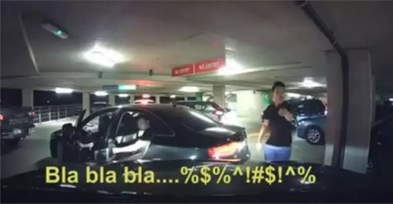 【實在太丟華人的臉了!】女子以肉身擋車讓朋友車插隊!這樣無賴的方式惹怒司機火滾,不客氣怒撞上去!【快看視頻】
