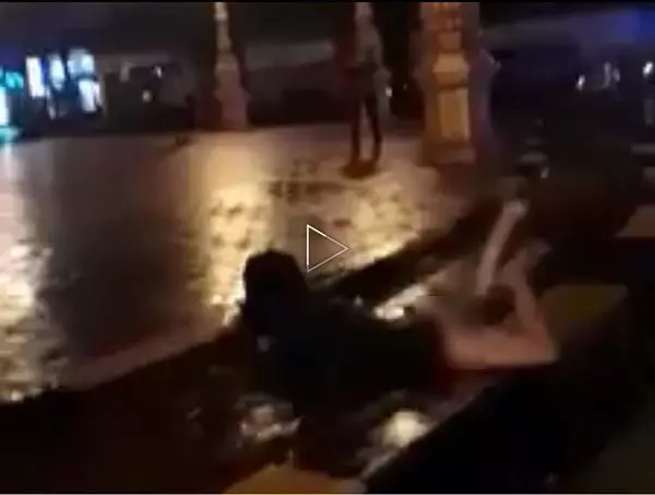 美女疑嗑藥發狂!大雨滂沱的夜在路上翻滾!衣服也蓋不住了!快看視頻!
