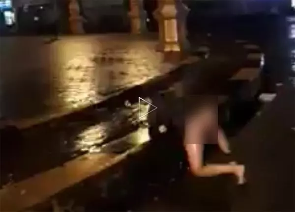 美女疑嗑藥發狂!大雨滂沱的夜在路上翻滾!衣服也蓋不住了!快看視頻!
