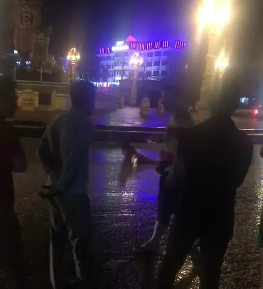 美女疑嗑藥發狂!大雨滂沱的夜在路上翻滾!衣服也蓋不住了!快看視頻!