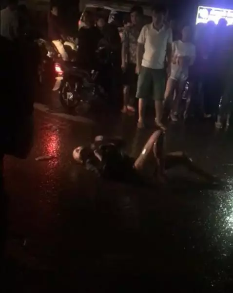 美女疑嗑藥發狂!大雨滂沱的夜在路上翻滾!衣服也蓋不住了!快看視頻!