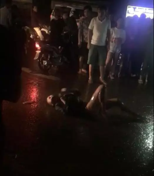 美女疑嗑藥發狂!大雨滂沱的夜在路上翻滾!衣服也蓋不住了!快看視頻!