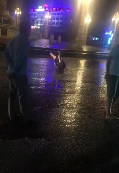 美女疑嗑藥發狂!大雨滂沱的夜在路上翻滾!衣服也蓋不住了!快看視頻!