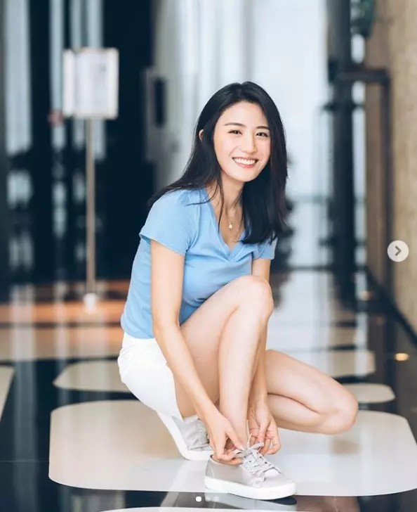 3分鐘按走「肌肉大象腿」!韓妹大熱3招「睡前修長美腿按摩法」,以後穿熱褲、短裙都好okay~