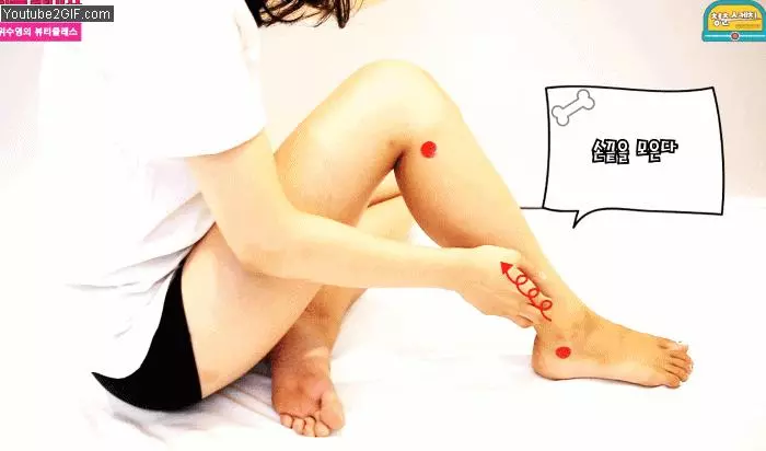 3分鐘按走「肌肉大象腿」!韓妹大熱3招「睡前修長美腿按摩法」,以後穿熱褲、短裙都好okay~
