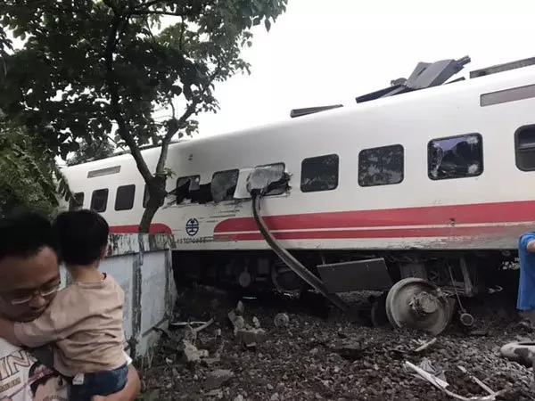 鐵軌插進車廂 台列車翻覆 18死