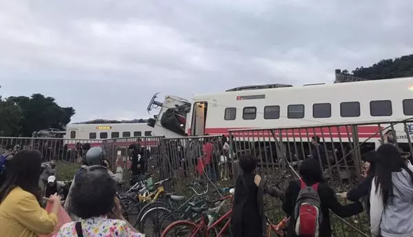 鐵軌插進車廂 台列車翻覆 18死