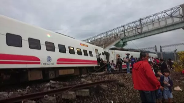 鐵軌插進車廂 台列車翻覆 18死